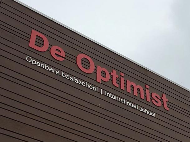 Vormgeving belettering gebouw - OBS De Optimist